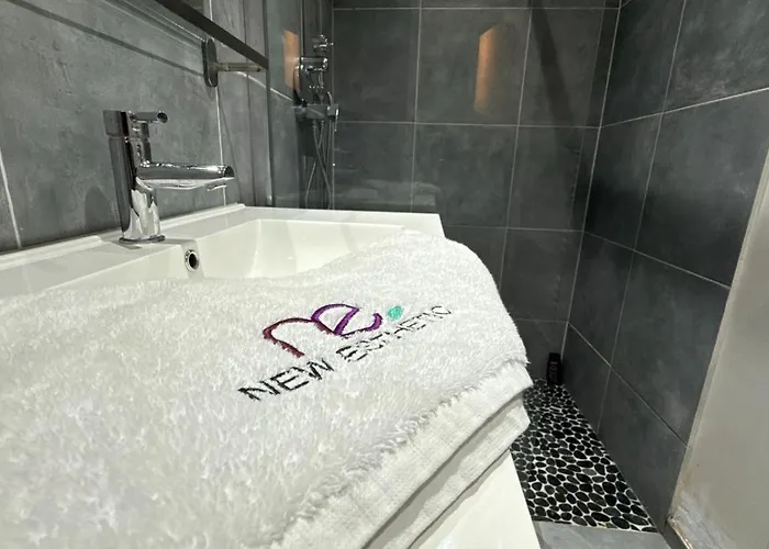 5 Personne Avec Accès Piscine Jacuzzi Disponibilité Saisonnière New Management ! *